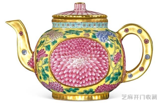 雍正 粉彩涂金开光花卉纹端柄壶