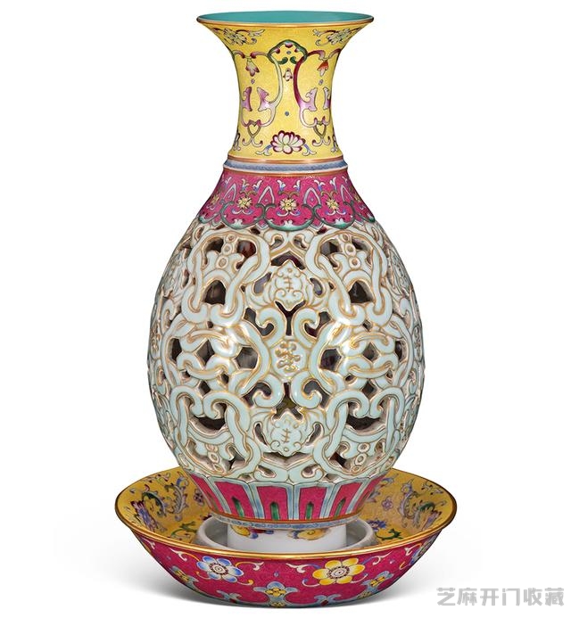 乾隆 粉彩描金轧道镂空转心瓶（对）