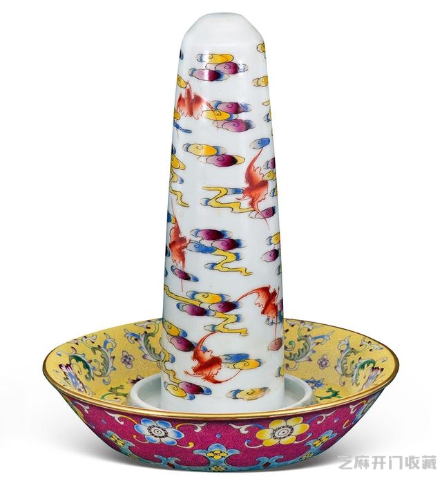 乾隆 粉彩描金轧道镂空转心瓶（对）