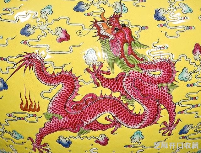 乾隆 黄釉粉彩矾红描金塑贴火焰云龙纹瓶（对）