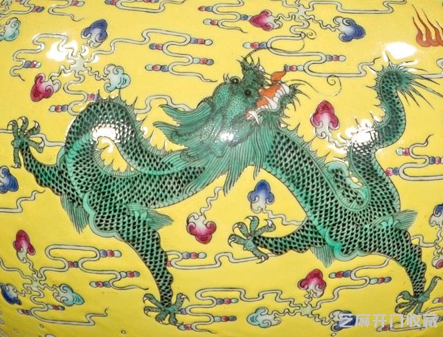 乾隆 黄釉粉彩矾红描金塑贴火焰云龙纹瓶（对）