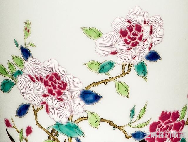 雍正 粉彩折枝花鸟纹橄榄瓶