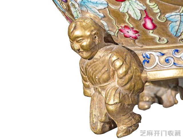 乾隆 粉彩描金塑贴福寿跪人足香薰