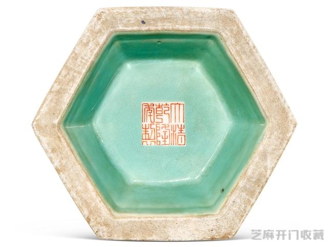 乾隆 粉彩描金镂空秋实纹六方内挂胆瓶（对）
