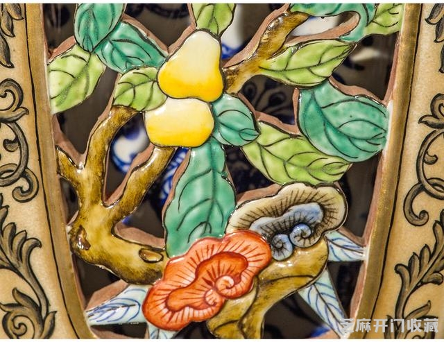 乾隆 粉彩描金镂空秋实纹六方内挂胆瓶（对）