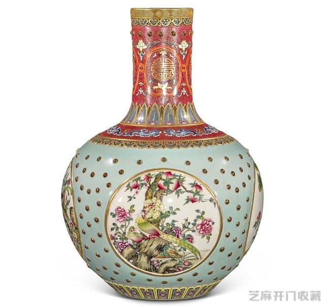 乾隆 粉彩四开光花鸟纹描金天球瓶