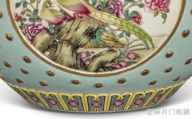 乾隆 粉彩四开光花鸟纹描金天球瓶