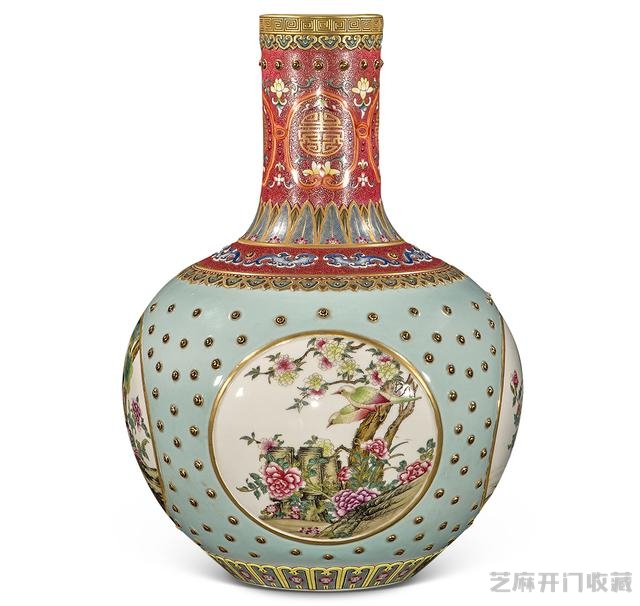乾隆 粉彩四开光花鸟纹描金天球瓶