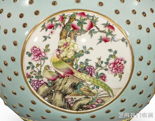 乾隆 粉彩四开光花鸟纹描金天球瓶