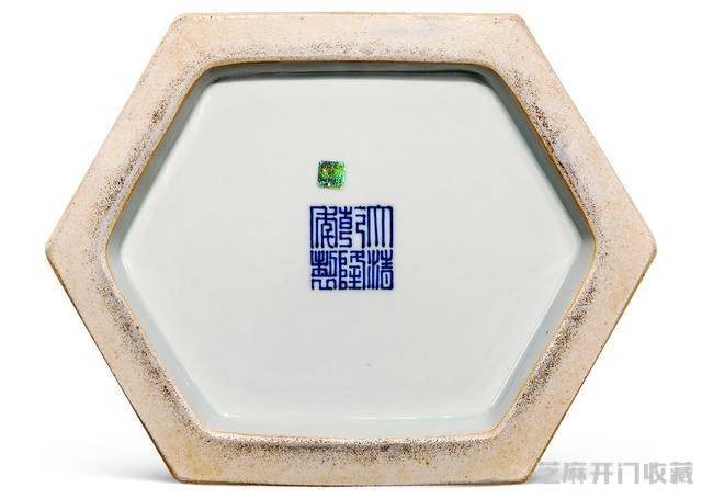 乾隆 粉彩描金山水田园风景图六方扁瓶