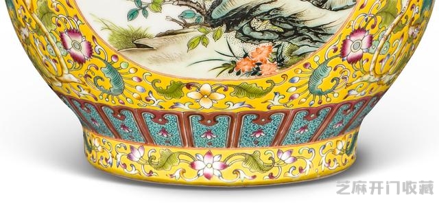 乾隆 粉彩描金开光花鸟纹如意耳撇口瓶