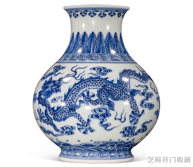 雍正 青花海水云龙纹石榴尊