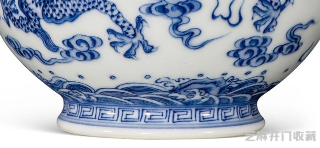 雍正 青花海水云龙纹石榴尊