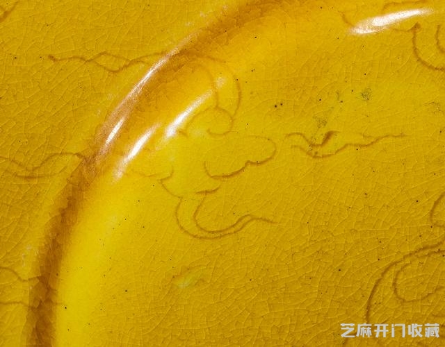 弘治 黄釉暗刻群鹤图抱月大瓶