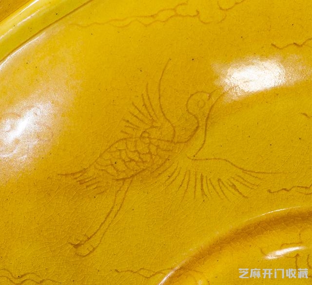 弘治 黄釉暗刻群鹤图抱月大瓶
