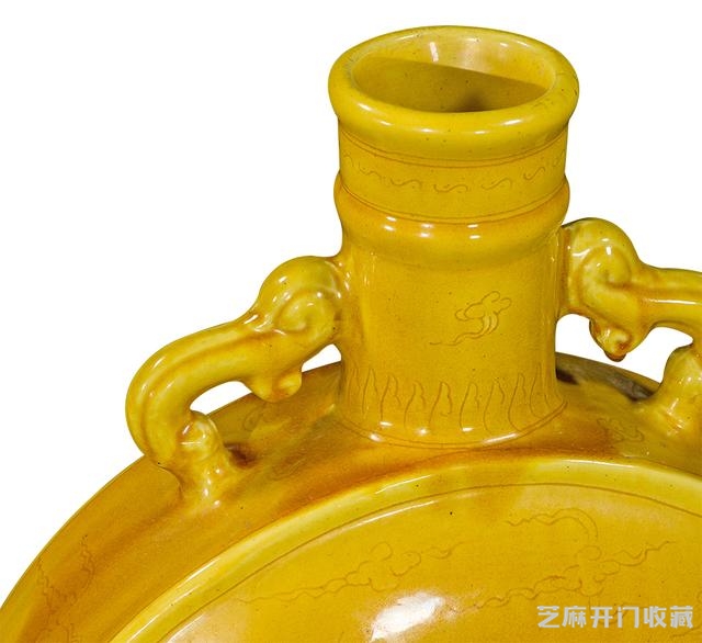 弘治 黄釉暗刻群鹤图抱月大瓶