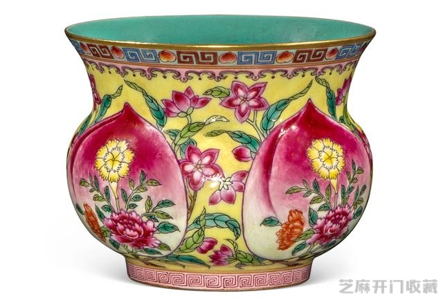 乾隆 粉彩黄地开光花卉纹唾盂