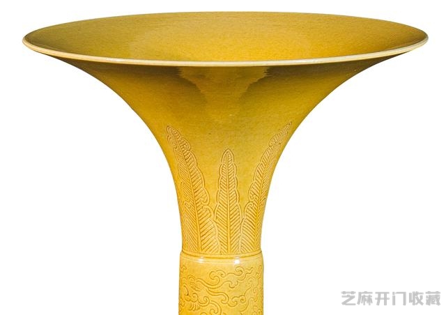雍正 黄釉暗刻凤纹花觚（对）