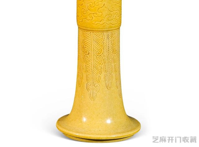 雍正 黄釉暗刻凤纹花觚（对）