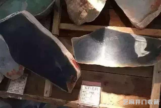 石不可貌相，脏兮兮的石头还能切出高价的翡翠？原来竟是这种情况