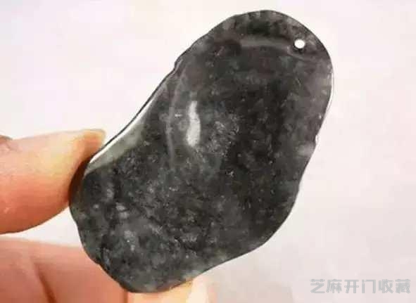 石不可貌相，脏兮兮的石头还能切出高价的翡翠？原来竟是这种情况