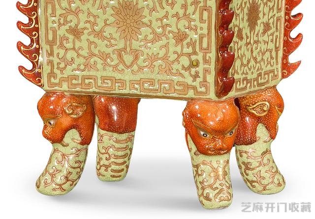 乾隆 粉彩描金兽足出戟狮钮盖方尊