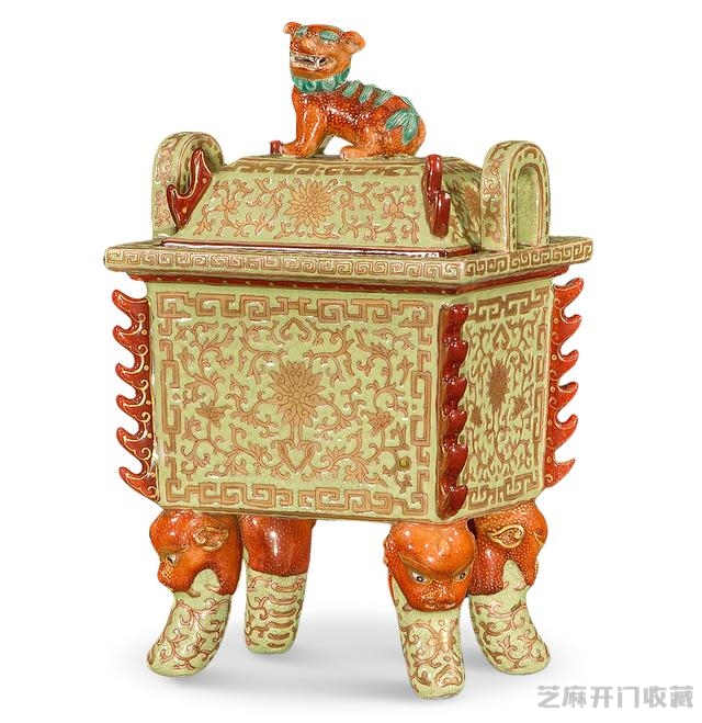 乾隆 粉彩描金兽足出戟狮钮盖方尊