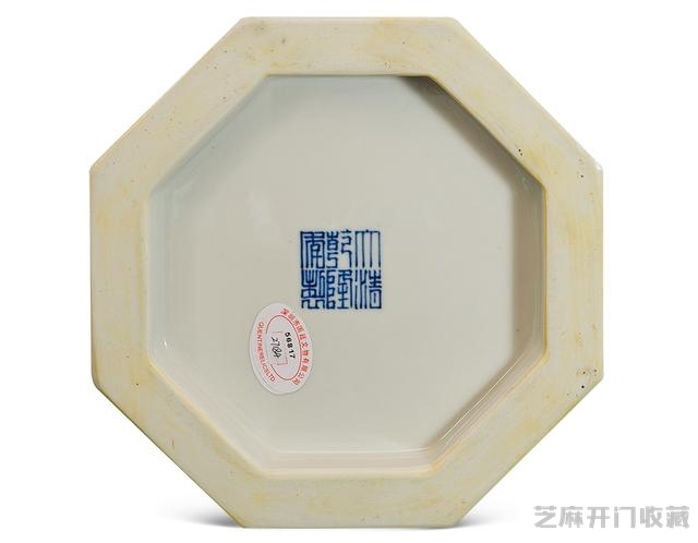 乾隆 青花缠枝莲托八宝六方瓶
