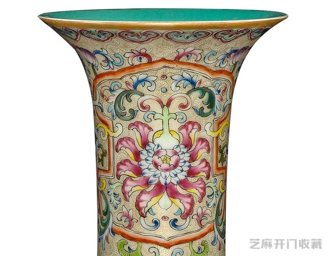 乾隆 粉彩描金开光宝相花花觚（对）