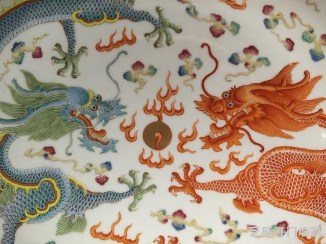我对“清华珍品”款粉彩双龙戏珠盘的研究