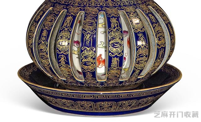 雍正 蓝釉描金镂空粉彩转心葫芦尊（对）