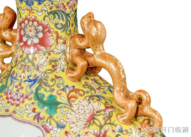 乾隆 粉彩描金开光山水纹螭耳抱月大瓶