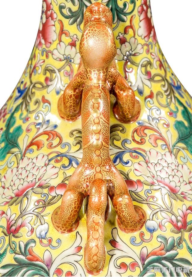 乾隆 粉彩描金开光山水纹螭耳抱月大瓶