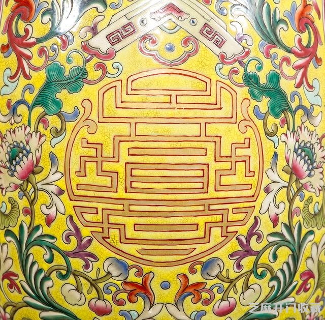 乾隆 粉彩描金开光山水纹螭耳抱月大瓶