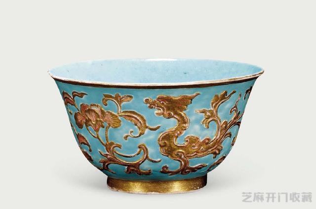 清 嘉庆 松石绿地描金夔龙纹碗