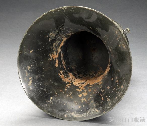 乌黑发亮完整如新，会是古代青铜器？怎么没有一点绿锈和残缺！