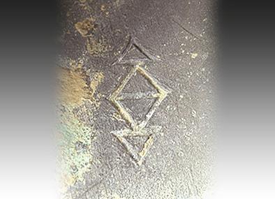 乌黑发亮完整如新，会是古代青铜器？怎么没有一点绿锈和残缺！