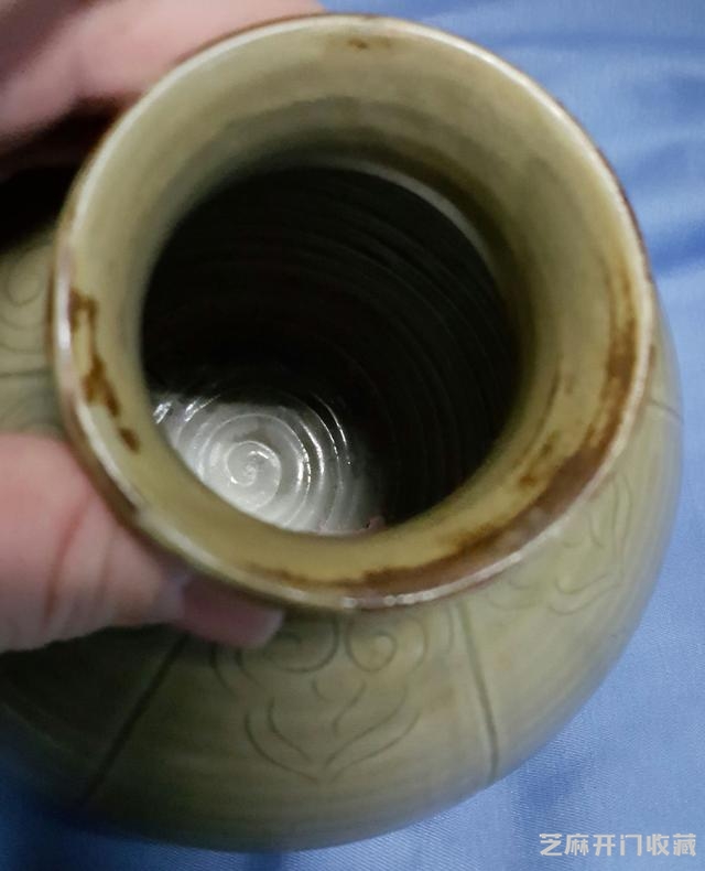 五代秘色瓷划花、蜻蜓纹饰黄釉盖罐