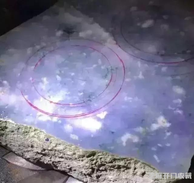 男子花高价买翡翠原石，一刀切出万分罕见的极品紫罗兰！
