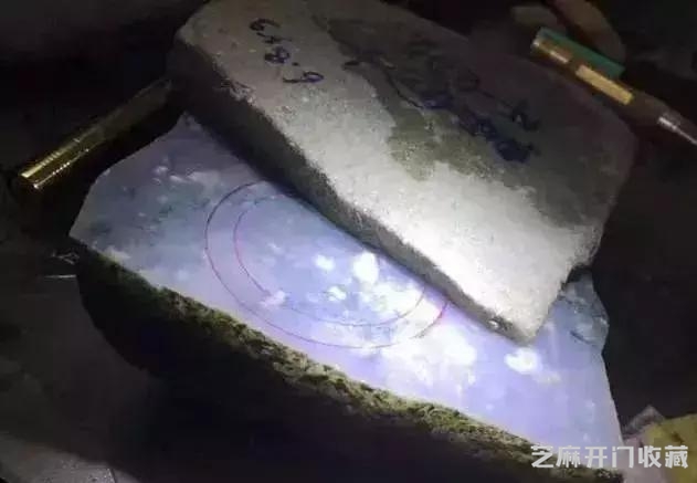 男子花高价买翡翠原石，一刀切出万分罕见的极品紫罗兰！