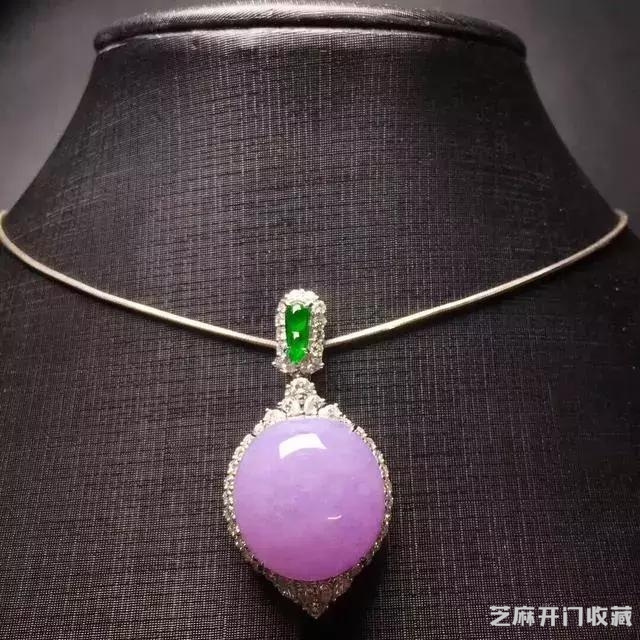 男子花高价买翡翠原石，一刀切出万分罕见的极品紫罗兰！