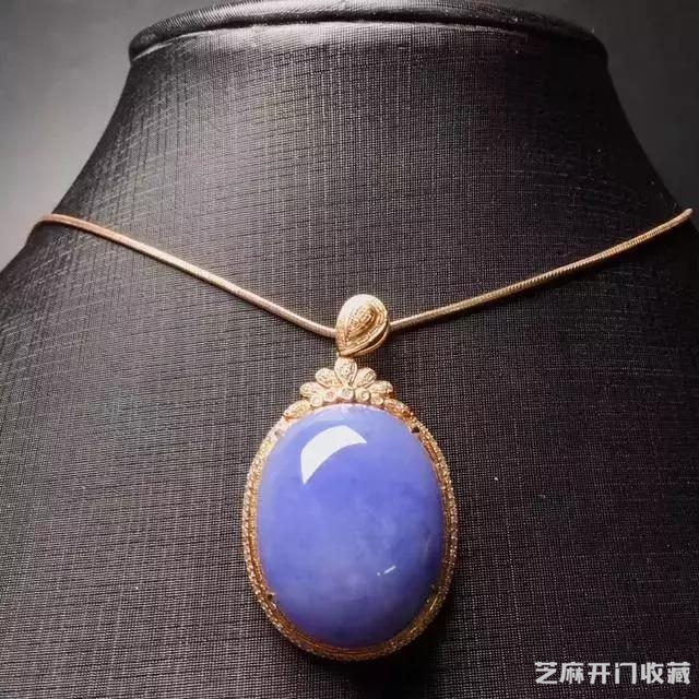 男子花高价买翡翠原石，一刀切出万分罕见的极品紫罗兰！