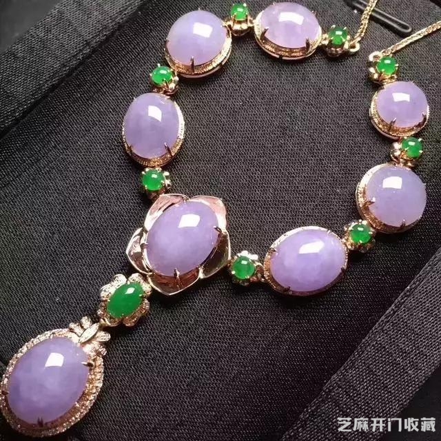 男子花高价买翡翠原石，一刀切出万分罕见的极品紫罗兰！