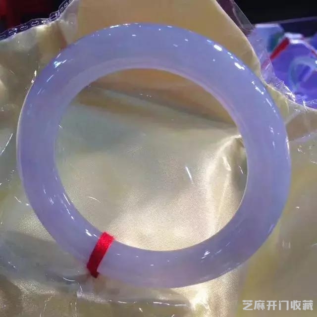 男子花高价买翡翠原石，一刀切出万分罕见的极品紫罗兰！