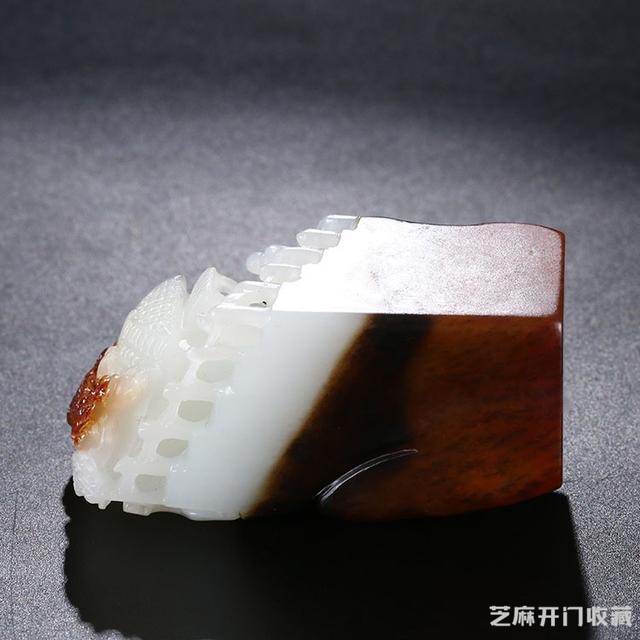 精品赏析：精美和田玉白玉手把件 亭台楼阁