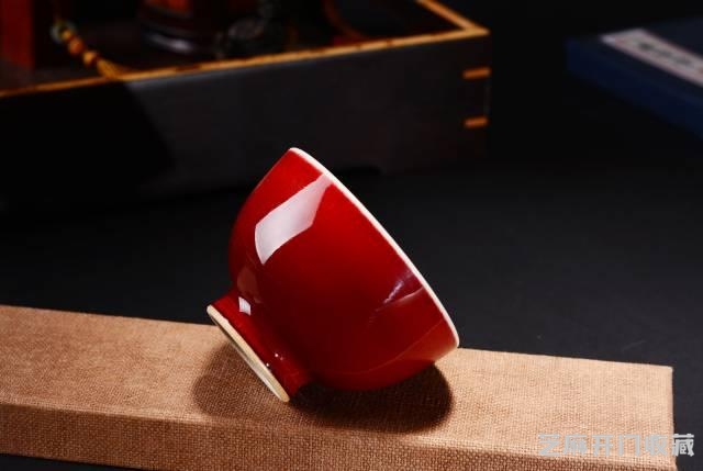 千万种胎釉配方，无数次烧成试验，终成后世藏家追逐名瓷郎窑红