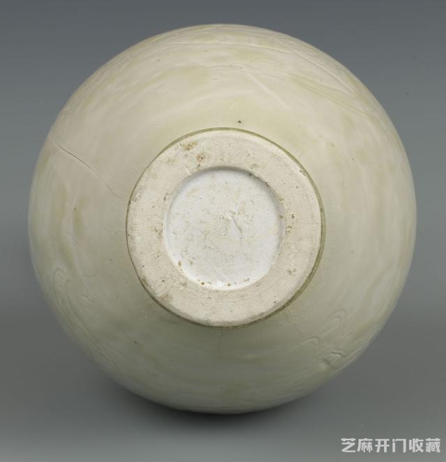 唐代 邢窑暗刻龙纹白釉唇口瓶