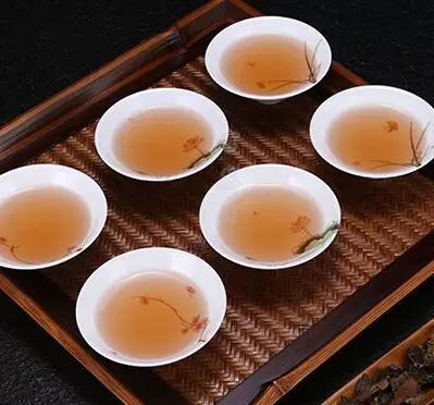 不要用釉上彩的杯子喝水