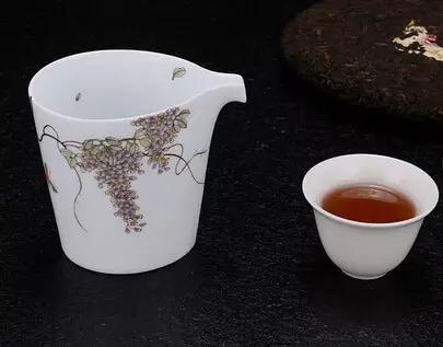 不要用釉上彩的杯子喝水