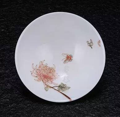 不要用釉上彩的杯子喝水